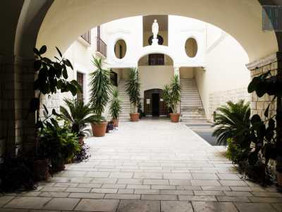 Il cortile del palazzo: due eleganti scalinate laterali permettono di raggiungere il primo piano